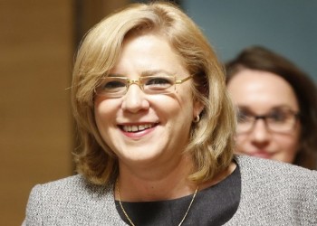 Η επίτροπος Κρέτσου στην Ελλάδα – Συναντήσεις με Τσίπρα, Δραγασάκη