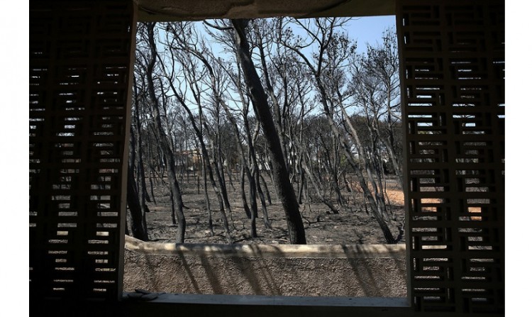 Μάτι: Έφοδοι του ανακριτή σε Υπηρεσίες – Κατασχέθηκαν στοιχεία