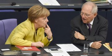 Σόιμπλε: Η Μέρκελ δεν είναι πια αδιαμφισβήτητη