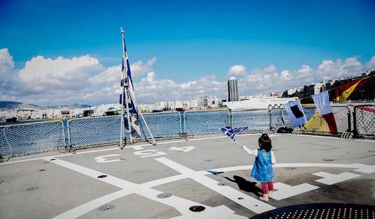 «Παρέλαση» χιλιάδων επισκεπτών σε πλοία του Πολεμικού Ναυτικού την 28η Οκτωβρίου (φωτο)