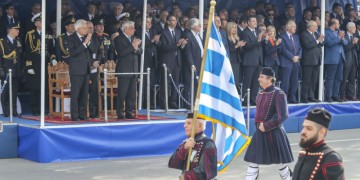 Πλήθος κόσμου στη στρατιωτική παρέλαση στη Θεσσαλονίκη
