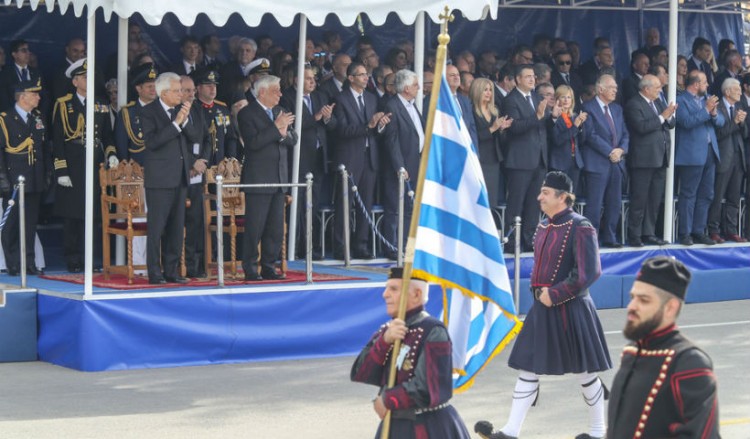Πλήθος κόσμου στη στρατιωτική παρέλαση στη Θεσσαλονίκη