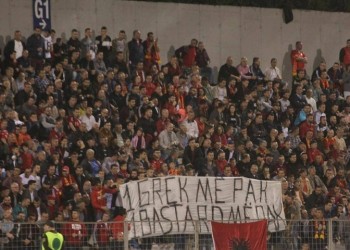 Αθλιότητα των Αλβανών οπαδών της Παρτιζάνι με πανό κατά των Ελλήνων