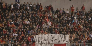 Αθλιότητα των Αλβανών οπαδών της Παρτιζάνι με πανό κατά των Ελλήνων