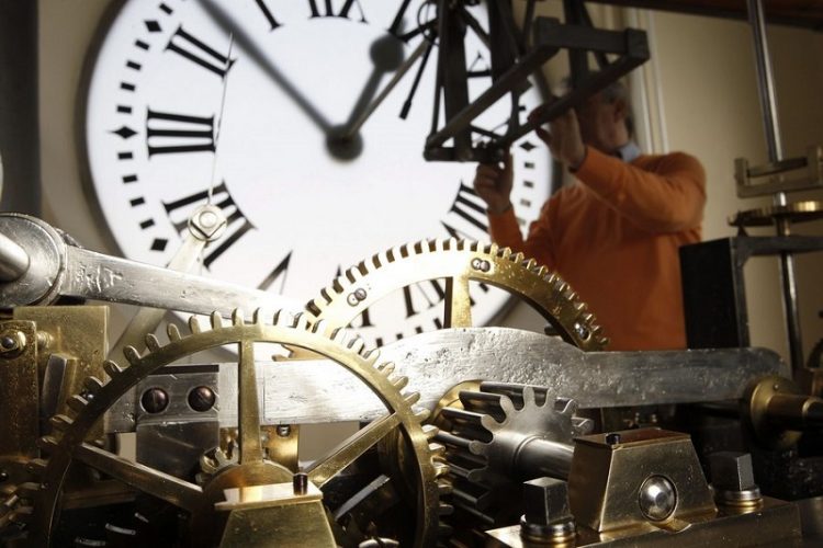 Χειμερινή ώρα από την Κυριακή – Μέχρι πότε θα αλλάζουμε τα ρολόγια μας