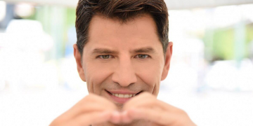 Πρόβα στο ρυθμό της «Ομάδας Προσφοράς ΟΠΑΠ» – Το νέο βίντεο του Σάκη Ρουβά στα social media