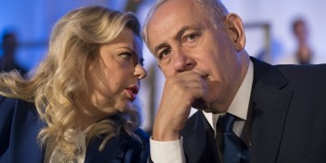 Ισραήλ: Η αστυνομία συνιστά την παραπομπή του ζεύγους Νετανιάχου