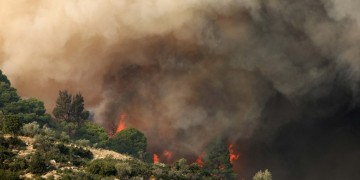 Χαλκιδική: Αυξήθηκαν οι δυνάμεις της Πυροσβεστικής στη Σάρτη