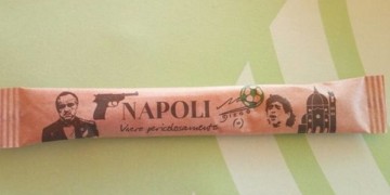 Ιταλία: Ελληνική εταιρεία προωθούσε φακελάκια ζάχαρης με εικόνες από τη Μαφία!