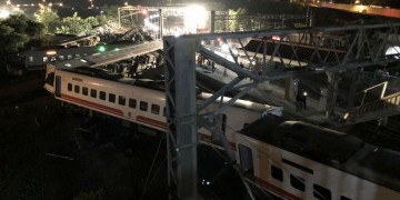 Ταϊβάν: Τουλάχιστον 17 νεκροί από εκτροχιασμό τρένου