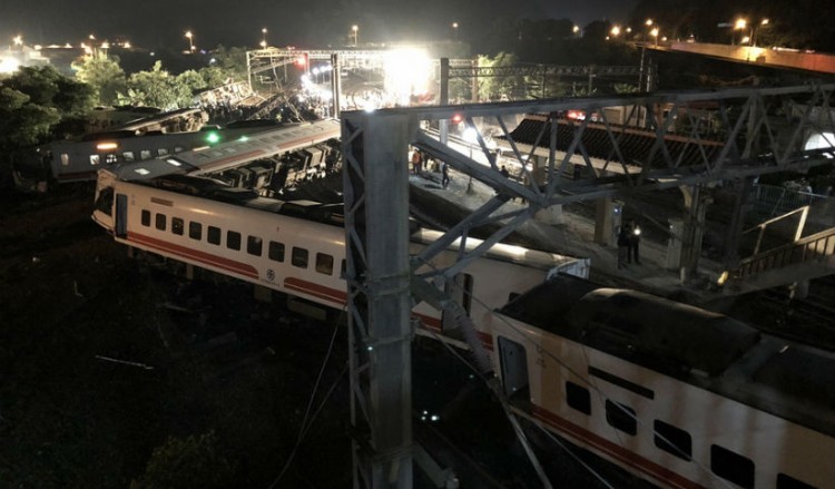 Ταϊβάν: Τουλάχιστον 17 νεκροί από εκτροχιασμό τρένου