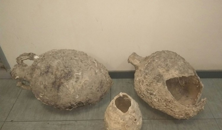 Κρήτη: Ψαράδες έπιασαν στα δίχτυα τους αρχαίους αμφορείς!