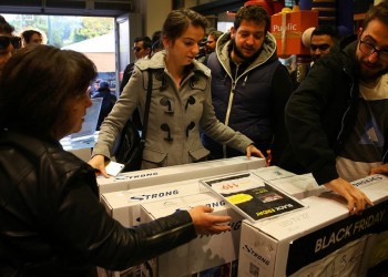 Ανοιχτά την Κυριακή τα μαγαζιά, για τις ενδιάμεσες εκπτώσεις