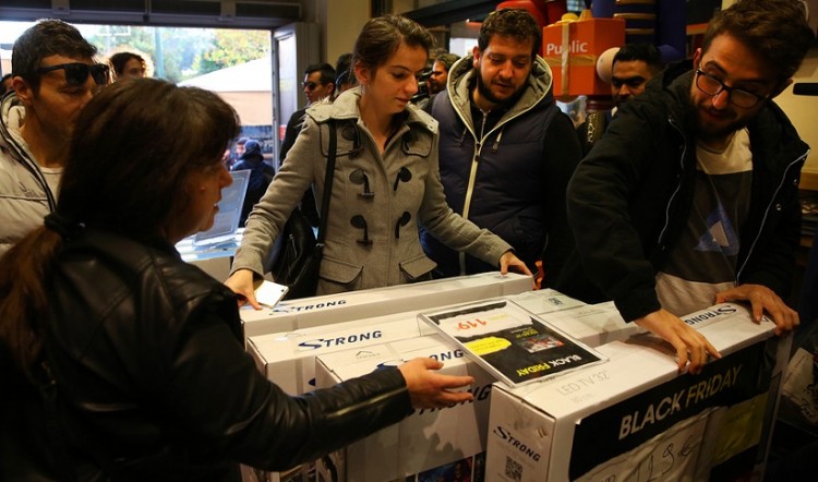 Ανοιχτά την Κυριακή τα μαγαζιά, για τις ενδιάμεσες εκπτώσεις