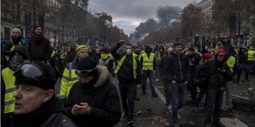 Γαλλία: Στους δρόμους 106.000 διαδηλωτές των «κίτρινων γιλέκων» – Έγιναν 130 συλλήψεις