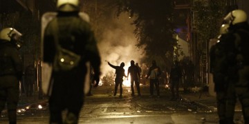 Συνελήφθησαν ανήλικοι με μολότοφ στο Θησείο