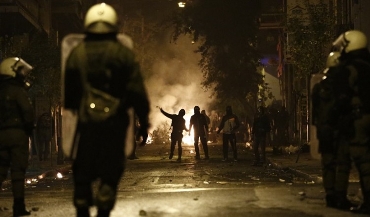 Συνελήφθησαν ανήλικοι με μολότοφ στο Θησείο