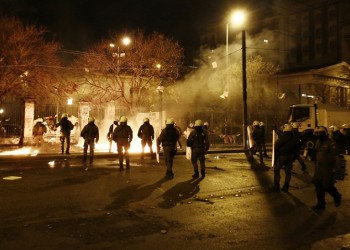 Επεισόδια Πολυτεχνείο: Πολεμικό σκηνικό με φωτιές, οδοφράγματα, μολότοφ και χημικά