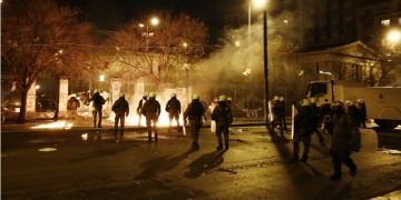 Επεισόδια Πολυτεχνείο: Πολεμικό σκηνικό με φωτιές, οδοφράγματα, μολότοφ και χημικά