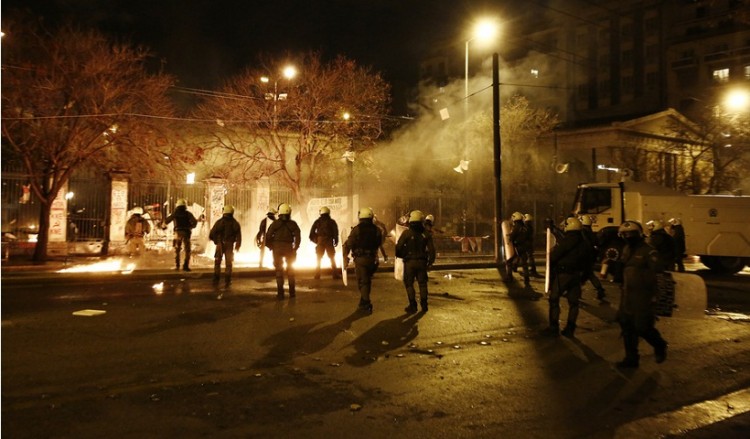 Επεισόδια Πολυτεχνείο: Πολεμικό σκηνικό με φωτιές, οδοφράγματα, μολότοφ και χημικά