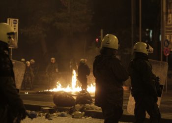 Άγρια επεισόδια μεταξύ οπαδών στη λεωφόρο Αλεξάνδρας (βίντεο)