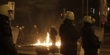 Άγρια επεισόδια μεταξύ οπαδών στη λεωφόρο Αλεξάνδρας (βίντεο)