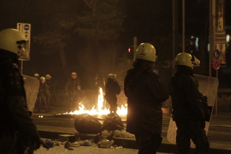 Άγρια επεισόδια μεταξύ οπαδών στη λεωφόρο Αλεξάνδρας (βίντεο)