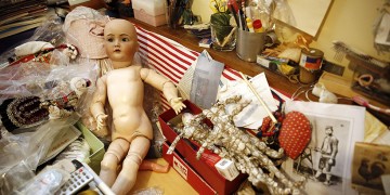 Ένα ιδιαίτερο ιατρείο στο Παγκράτι με «ασθενείς» τις κούκλες! (φωτο)