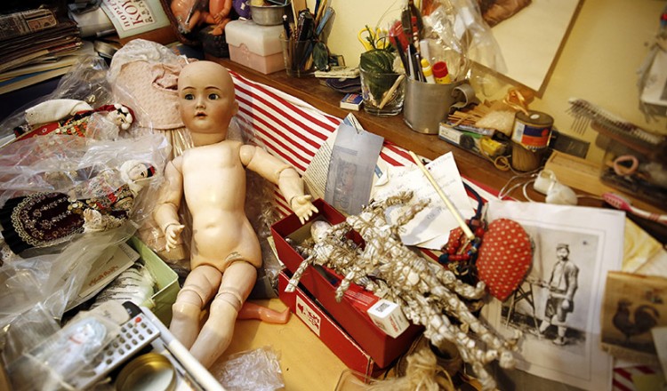 Ένα ιδιαίτερο ιατρείο στο Παγκράτι με «ασθενείς» τις κούκλες! (φωτο)