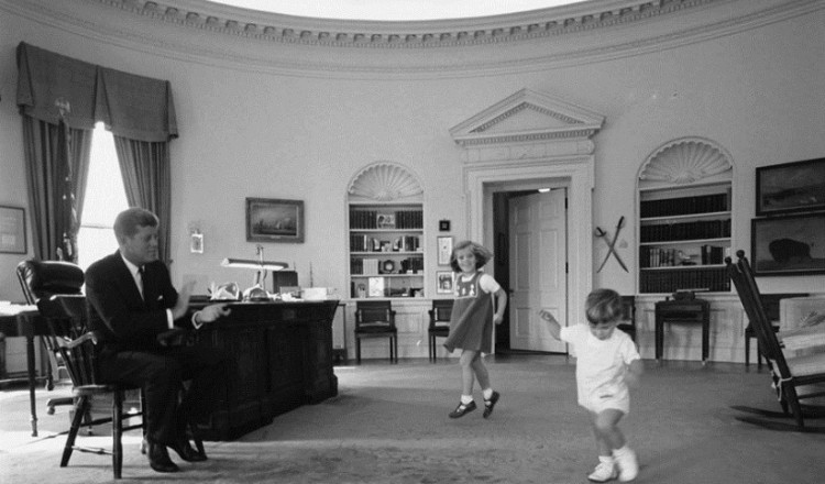 Νέα σενάρια για τον πραγματικό δολοφόνο του Τζον Κένεντι, 55 χρόνια μετά το θάνατό του (βίντεο)