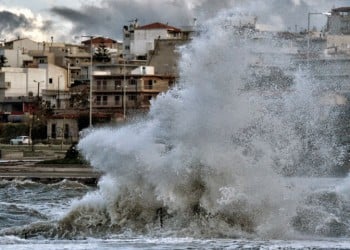 Κακοκαιρία «Πηνελόπη»: Ανετράπη νταλίκα λόγω των ανέμων –Προβλήματα σε αρκετές περιοχές