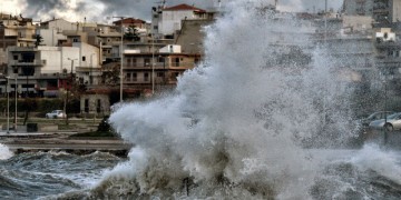Κακοκαιρία «Πηνελόπη»: Ανετράπη νταλίκα λόγω των ανέμων –Προβλήματα σε αρκετές περιοχές
