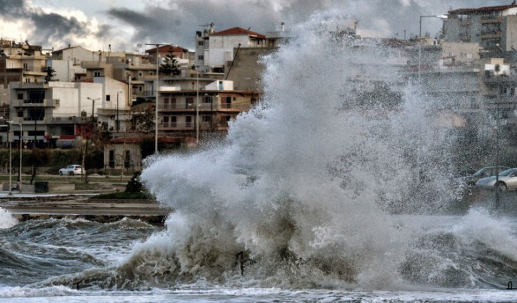 Κακοκαιρία «Πηνελόπη»: Ανετράπη νταλίκα λόγω των ανέμων –Προβλήματα σε αρκετές περιοχές