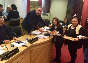 Εισέβαλαν με ποντιακά εδέσματα στο δημοτικό συμβούλιο Καλαμαριάς