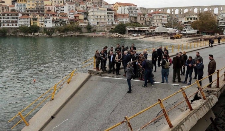 Καβάλα: Αυτοψία της υφυπουργού Μακεδονίας Θράκης Κ. Νοτοπούλου στη γέφυρα που κατέρρευσε