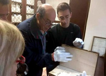 Ο Μανούσος Μανουσάκης ξεναγήθηκε στην Εθνική Βιβλιοθήκη Αργυρούπολης