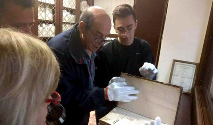 Ο Μανούσος Μανουσάκης ξεναγήθηκε στην Εθνική Βιβλιοθήκη Αργυρούπολης