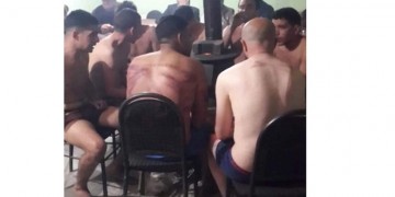 Τουρκικά ΜΜΕ: Έλληνες αστυνομικοί κακοποίησαν μετανάστες στον Έβρο