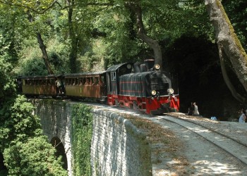 Ο «Μουτζούρης», το θρυλικό τρενάκι του Πηλίου που μαγεύει χιλιάδες επισκέπτες