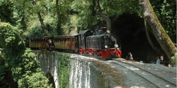 Ο «Μουτζούρης», το θρυλικό τρενάκι του Πηλίου που μαγεύει χιλιάδες επισκέπτες