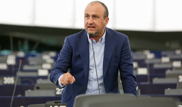 Κύπριος ευρωβουλευτής ζητεί την άμεση αποφυλάκιση του Ντεμιρτάς