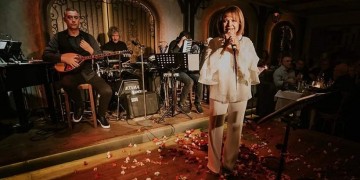 Η Πίτσα Παπαδοπούλου τα… λέει και μέσα στο τραμ! (βίντεο)