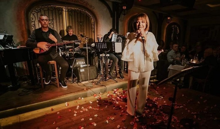 Η Πίτσα Παπαδοπούλου τα… λέει και μέσα στο τραμ! (βίντεο)