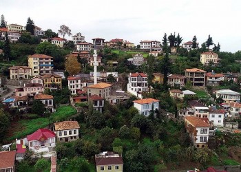 Η συνοικία των Ταξιαρχών, στα Πλάτανα του Πόντου, προσελκύει ορδές τουριστών