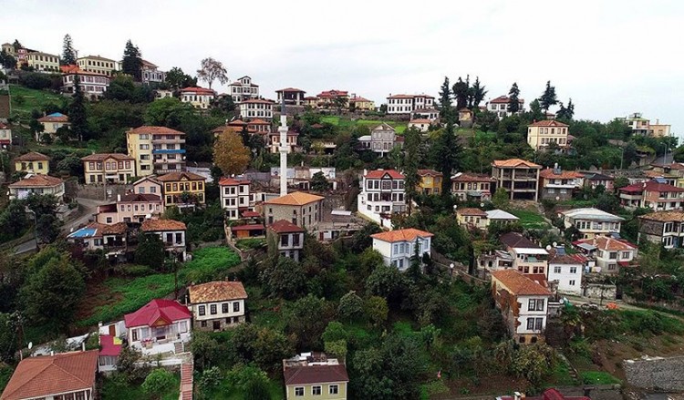 Η συνοικία των Ταξιαρχών, στα Πλάτανα του Πόντου, προσελκύει ορδές τουριστών
