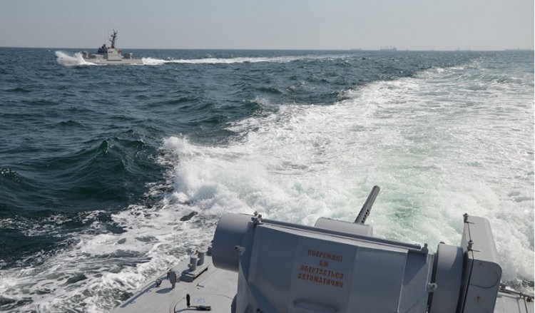Η Ουκρανία κατηγορεί τη Ρωσία ότι άνοιξε πυρ εναντίον πλοίων της στον Εύξεινο Πόντο