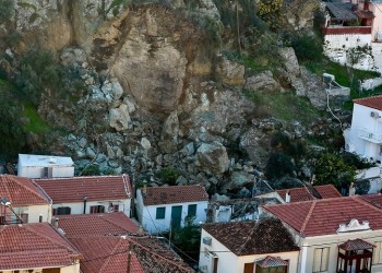 Λέσβος: Κατολίσθηση βράχων στο Πλωμάρι που θύμιζε σεισμό