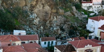 Λέσβος: Κατολίσθηση βράχων στο Πλωμάρι που θύμιζε σεισμό