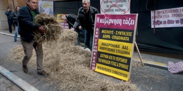 Η ΠΟΕΔΗΝ πέταξε σανό έξω από το υπουργείο Οικονομικών! (φωτο)