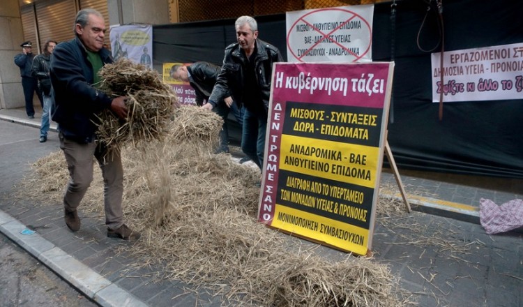 Η ΠΟΕΔΗΝ πέταξε σανό έξω από το υπουργείο Οικονομικών! (φωτο)